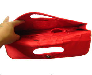 レッドクラッチバッグ