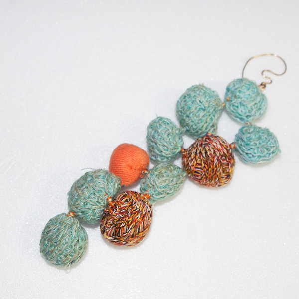 ニット玉片耳ピアス