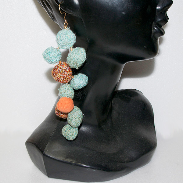 ニット玉片耳ピアス