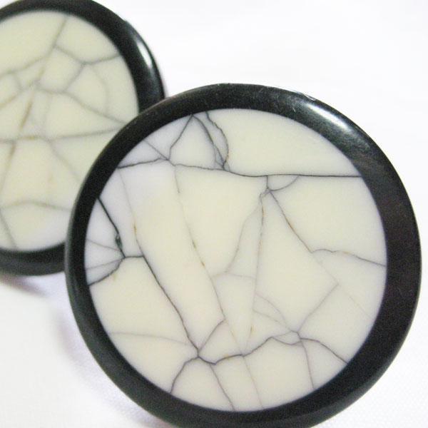 ブラック ピアス