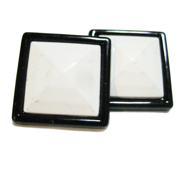 ブラック ピアス